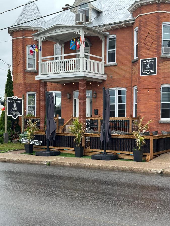 Auberge Et Bistro Namaste Lachute エクステリア 写真