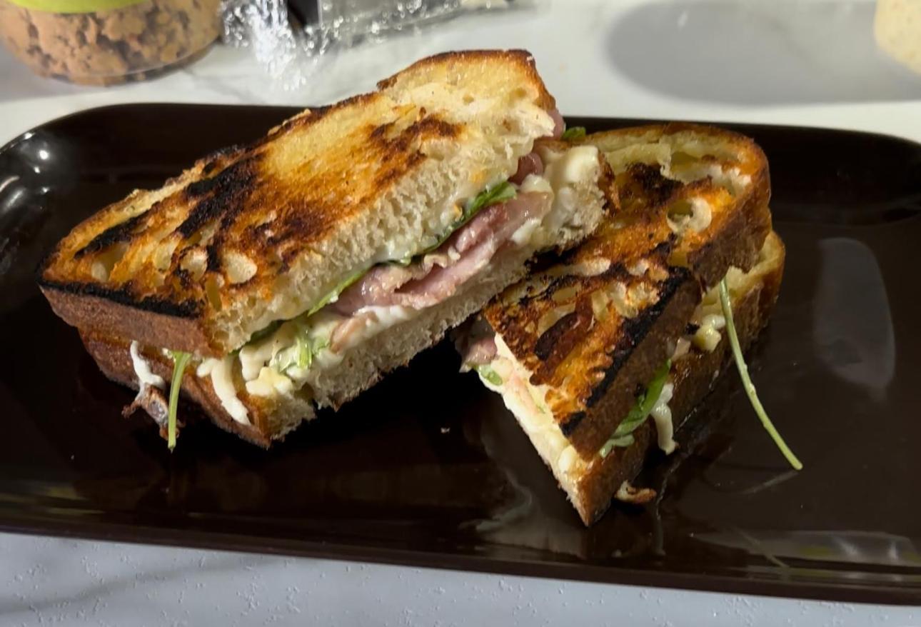 Auberge Et Bistro Namaste Lachute エクステリア 写真